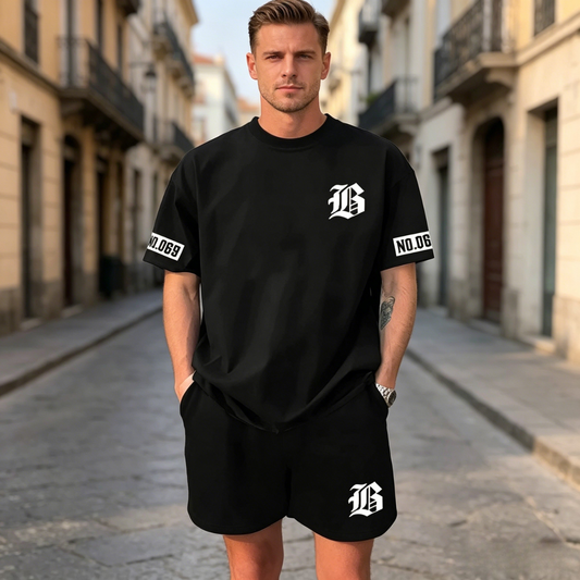[S-6XL] Ez az új férfi melegítőruha egy rövid ujjú pólóból és egy rövidnadrágból áll. A szabásvonal egyszerű és stílusos, kényelmes és légáteresztő, így alkalmas munkára, futásra és fitneszre.
