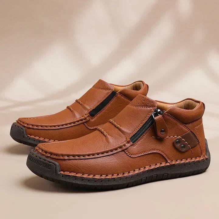 👞【38-48】Férfi kézzel készített prémium bőr bebújós vezetős csizma - széles orrú, lábboltozat-támasztással
